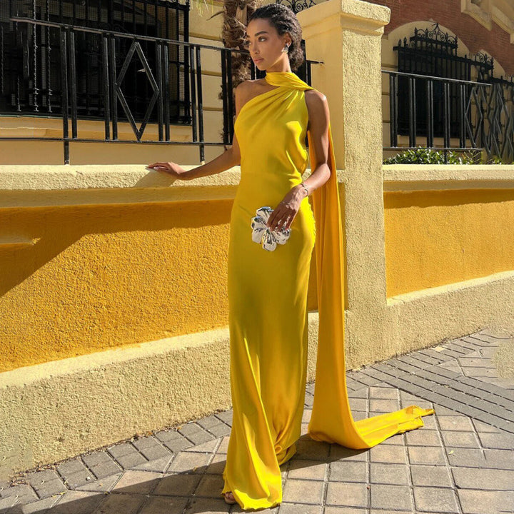 Damer Elegant asymmetrisk aftonklänning med smal skärning och raffinerade detaljer Mirla-Eva Jonsson