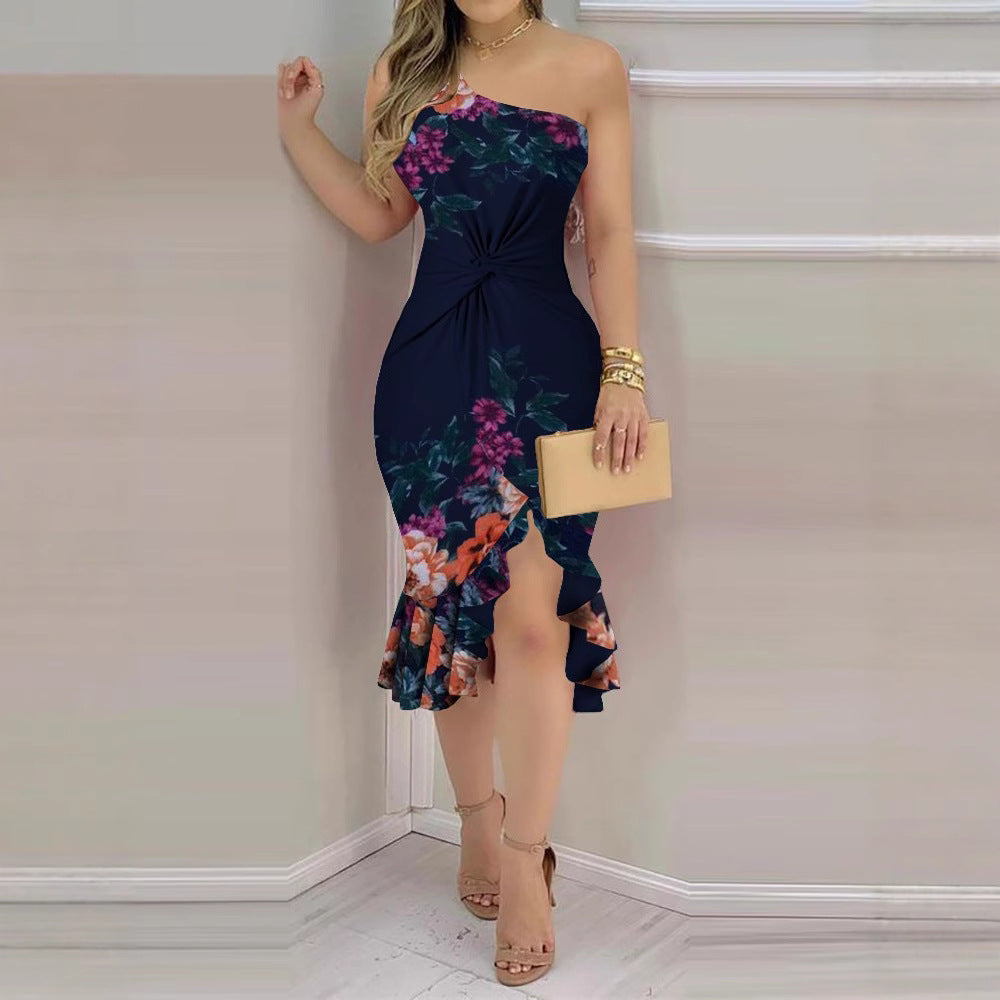 Damer Elegant asymmetrisk blommig klänning med flytande fåll och rynkning Mirla-Eva Jonsson
