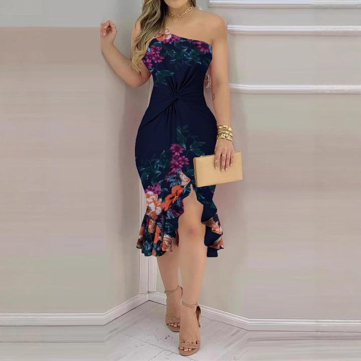 Damer Elegant asymmetrisk blommig klänning med flytande fåll och rynkning Mirla-Eva Jonsson