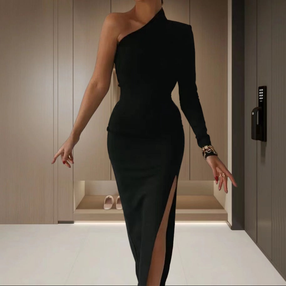 Damer Elegant asymmetrisk klänning med djup slits och lång ärm Mirla-Eva Jonsson