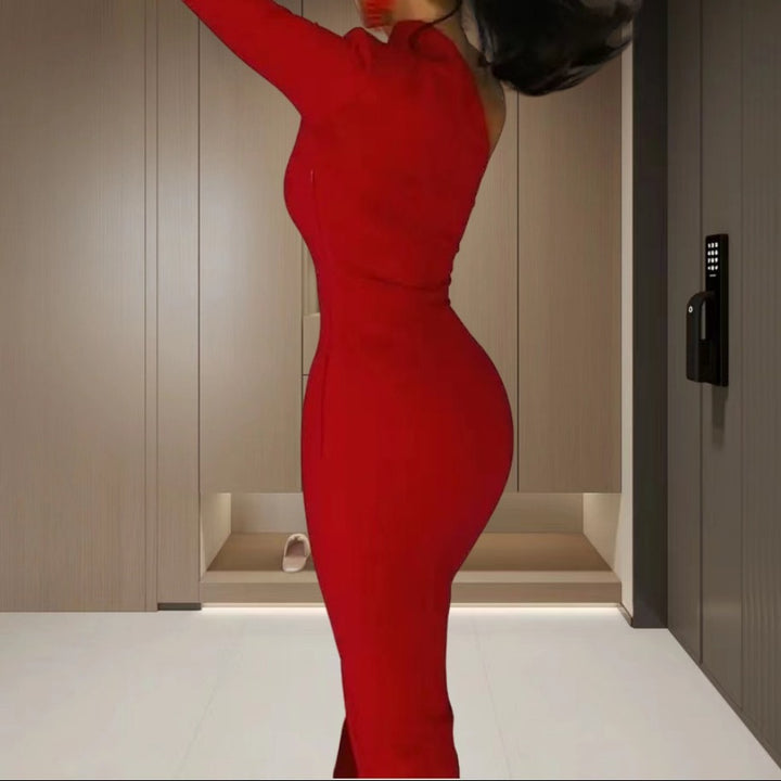 Damer Elegant asymmetrisk klänning med djup slits och lång ärm Mirla-Eva Jonsson