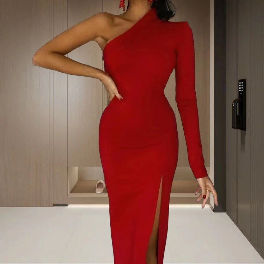 Damer Elegant asymmetrisk klänning med djup slits och lång ärm Mirla-Eva Jonsson