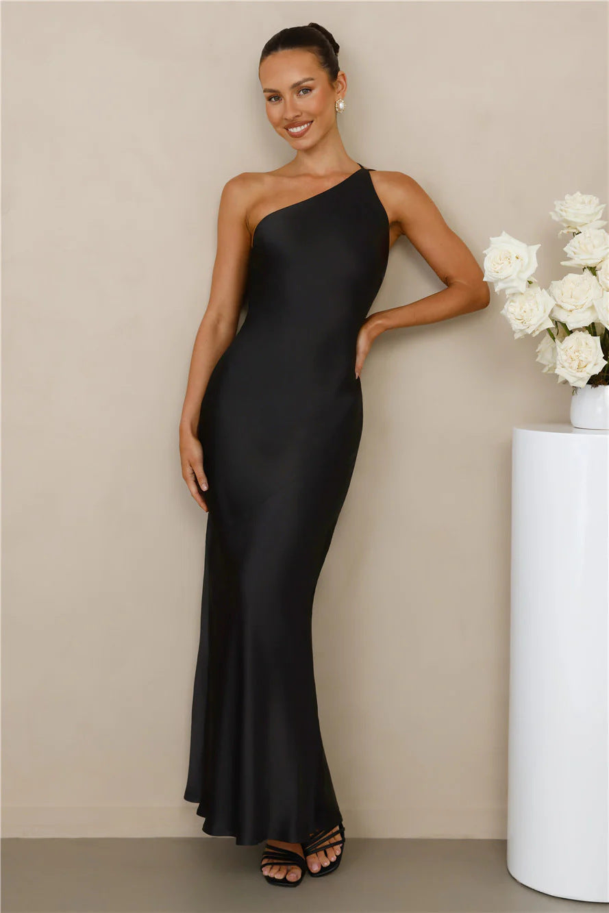 Damer Elegant asymmetrisk maxiklänning med fint satinfinish Mirla-Eva Jonsson