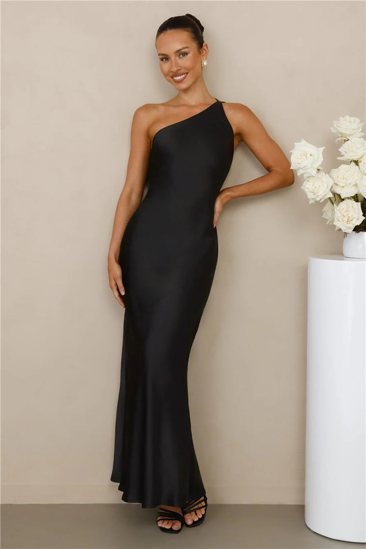 Damer Elegant asymmetrisk maxiklänning med fint satinfinish Mirla-Eva Jonsson