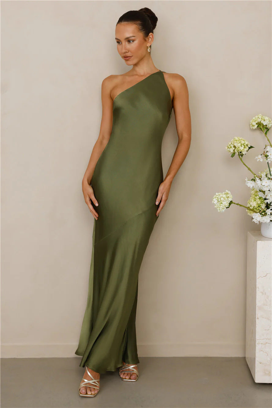 Damer Elegant asymmetrisk maxiklänning med fint satinfinish Mirla-Eva Jonsson