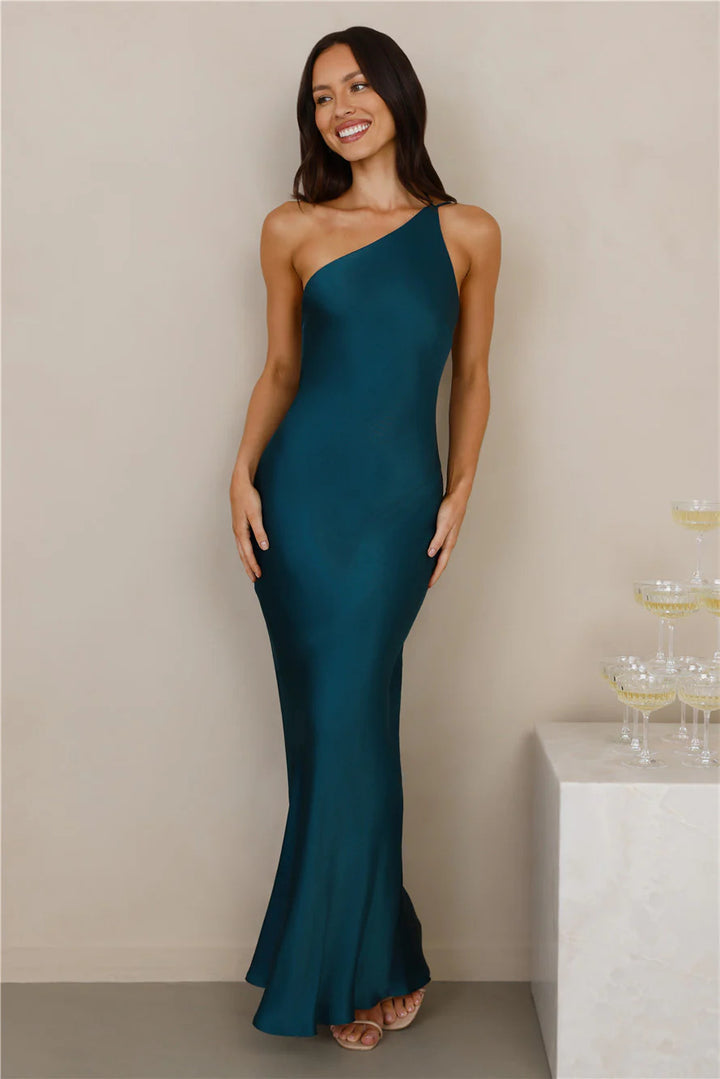 Damer Elegant asymmetrisk maxiklänning med fint satinfinish Mirla-Eva Jonsson