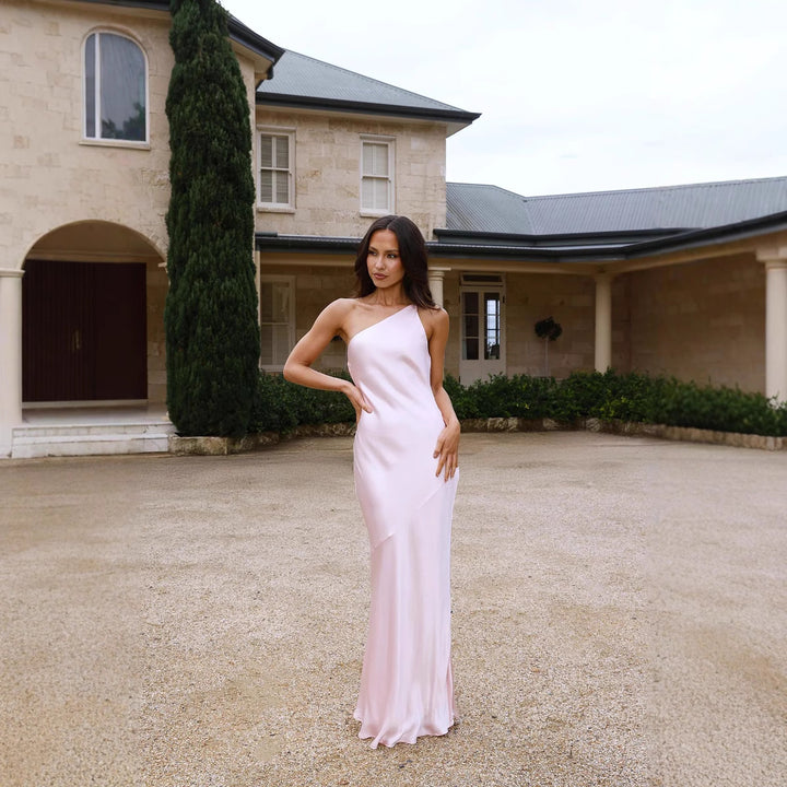 Damer Elegant asymmetrisk maxiklänning med fint satinfinish Mirla-Eva Jonsson