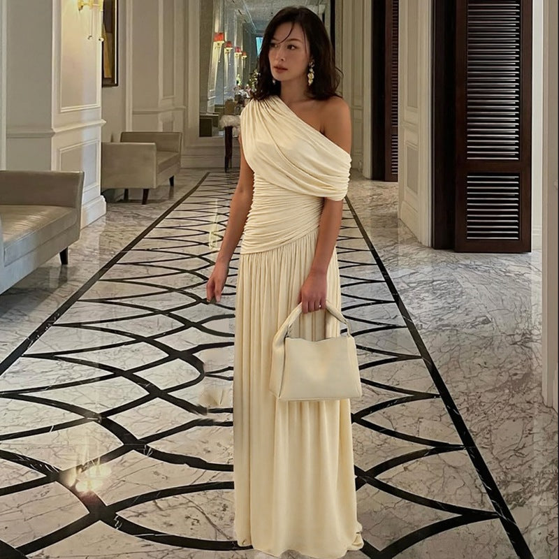 Damer Elegant asymmetrisk maxiklänning med rynkor Mirla-Eva Jonsson