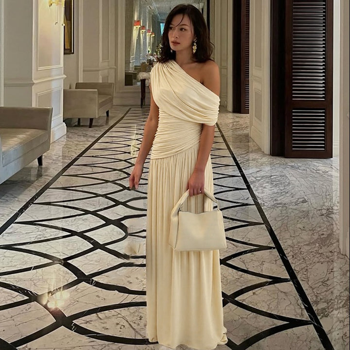 Damer Elegant asymmetrisk maxiklänning med rynkor Mirla-Eva Jonsson