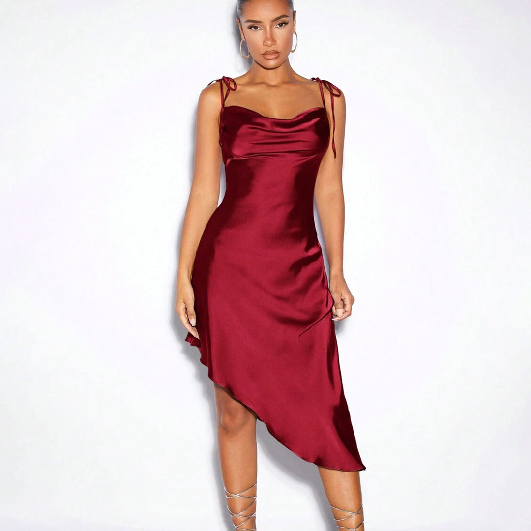 Damer Elegant asymmetrisk satin klänning med smala axelband Mirla-Eva Jonsson