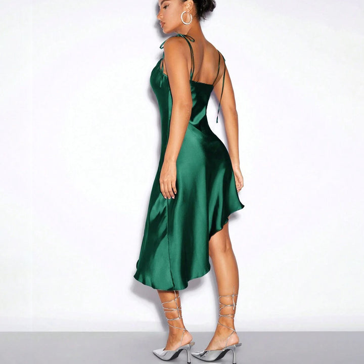 Damer Elegant asymmetrisk satin klänning med smala axelband Mirla-Eva Jonsson