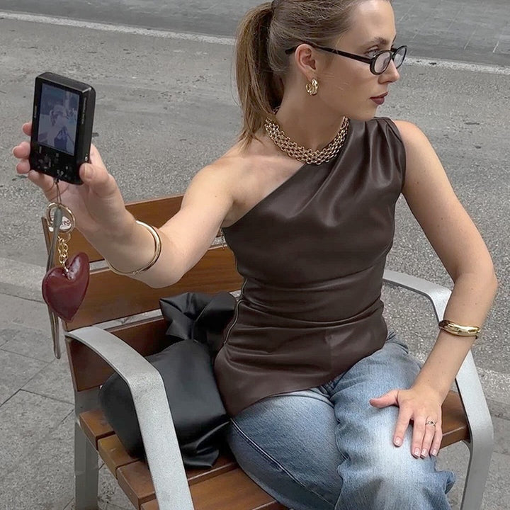 Damer Elegant asymmetrisk topp i konstläder Mirla-Eva Jonsson