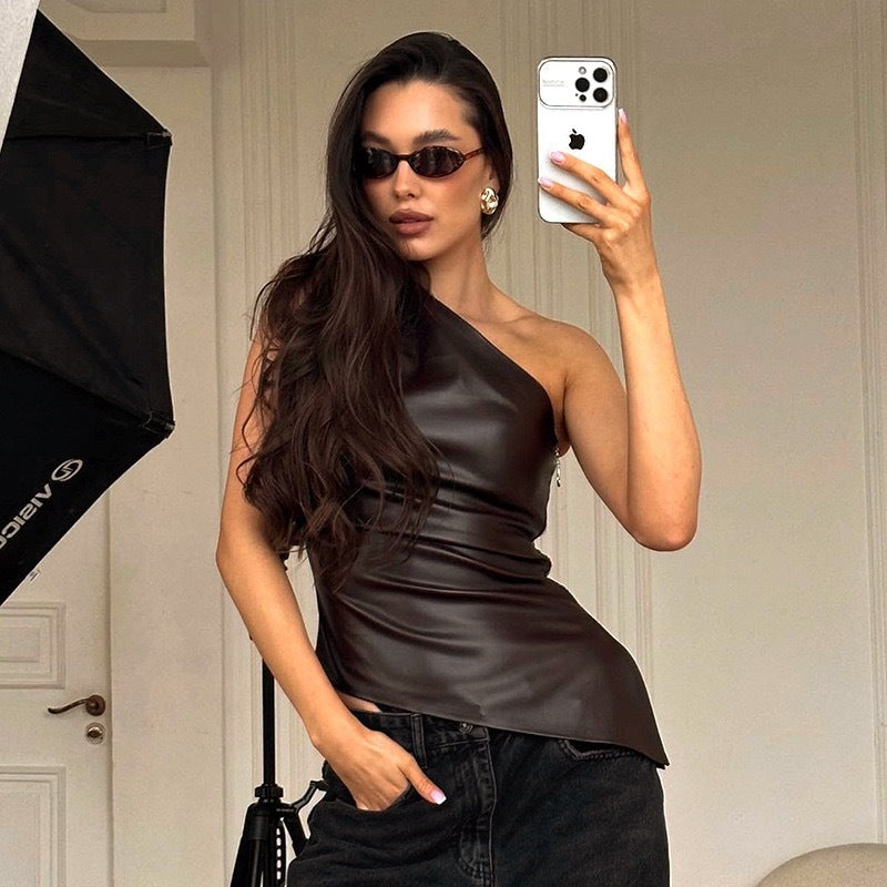 Damer Elegant asymmetrisk topp i konstläder Mirla-Eva Jonsson