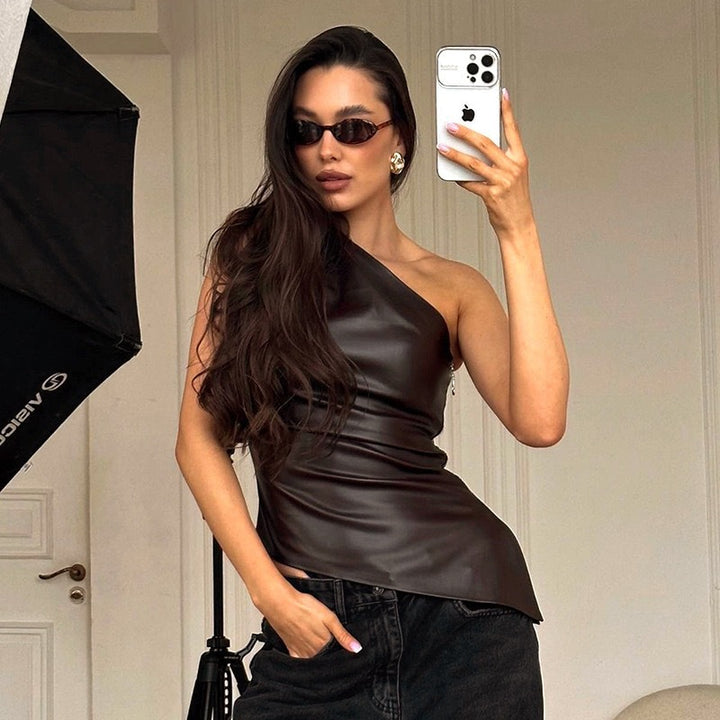 Damer Elegant asymmetrisk topp i konstläder Mirla-Eva Jonsson