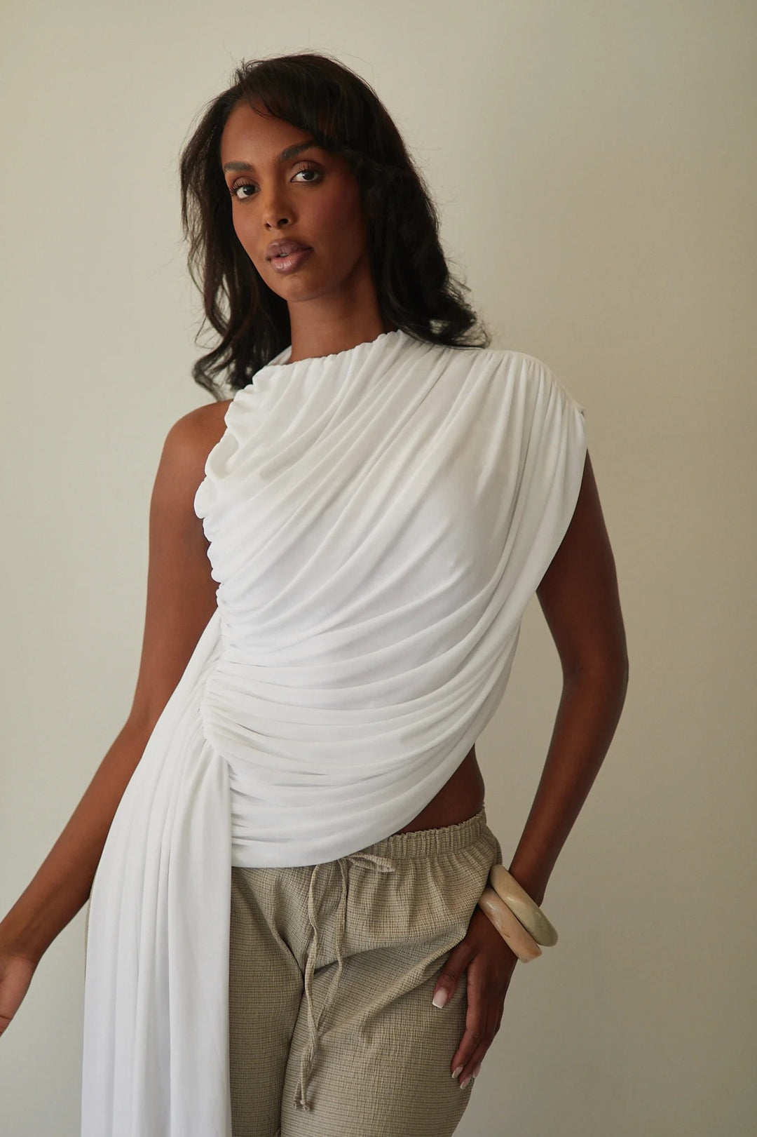 Damer Elegant asymmetrisk topp med draperingar Mirla-Eva Jonsson