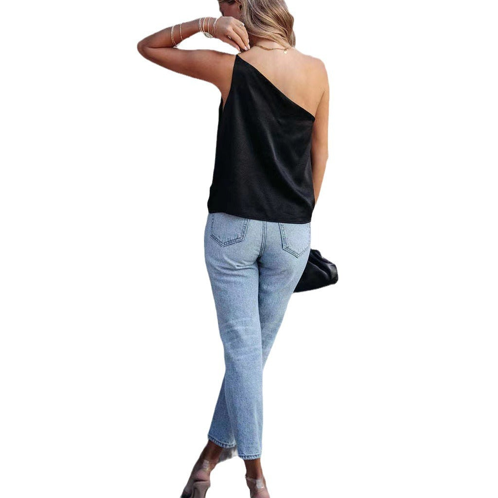 Damer Elegant axelbandlös satin-topp med asymmetrisk snitt Mirla-Eva Jonsson