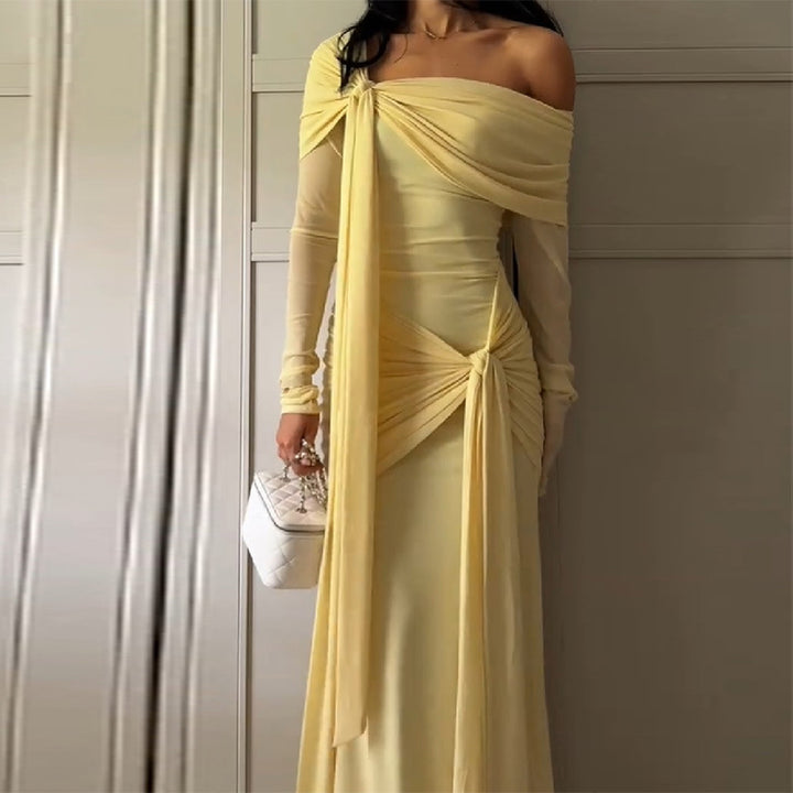 Damer Elegant, axelbar aftonklänning med raffinerade draperingar Mirla-Eva Jonsson