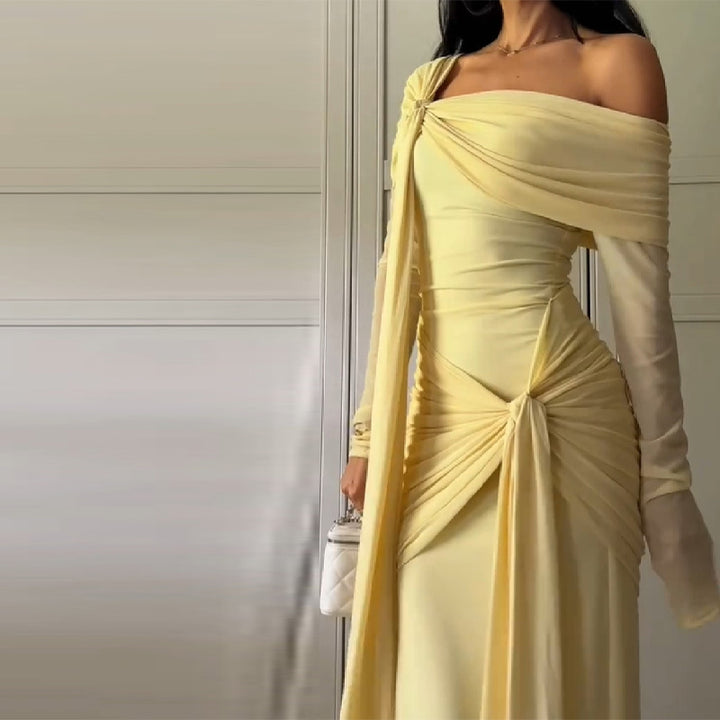 Damer Elegant, axelbar aftonklänning med raffinerade draperingar Mirla-Eva Jonsson