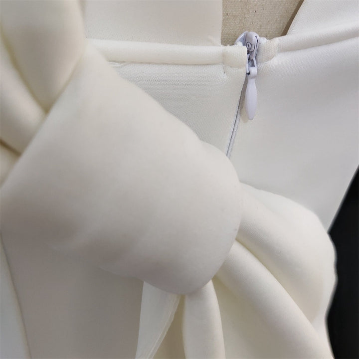 Damer Elegant bodycon-klänning med asymmetrisk design och svängande detalj Mirla-Eva Jonsson