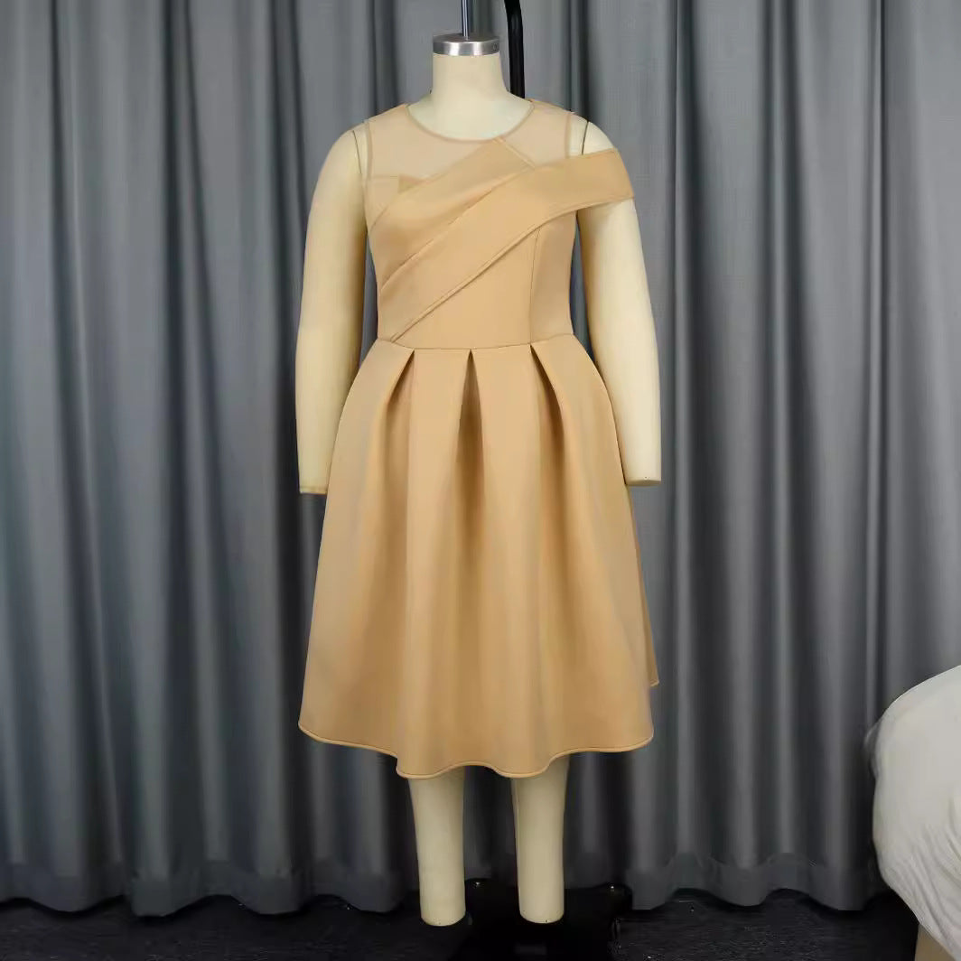 Damer Elegant cocktailklänning med asymmetrisk skärning och transparenta ärmar Mirla-Eva Jonsson