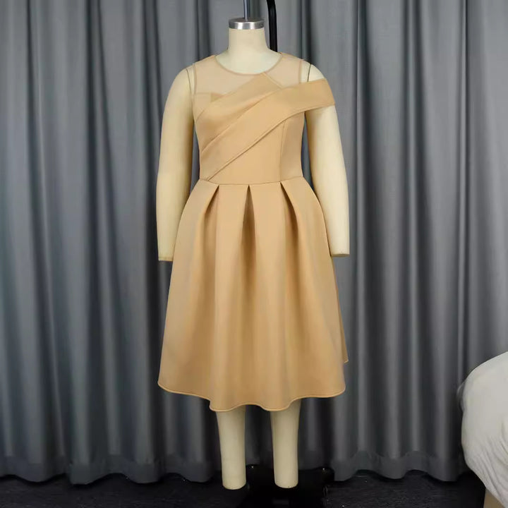 Damer Elegant cocktailklänning med asymmetrisk skärning och transparenta ärmar Mirla-Eva Jonsson