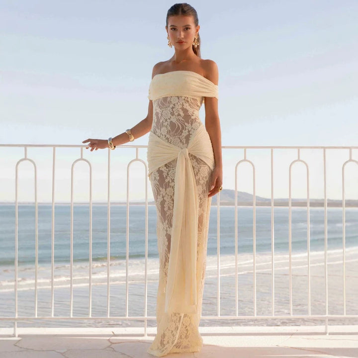 Damer Elegant draperat spetsklänning med off-shoulder design Mirla-Eva Jonsson