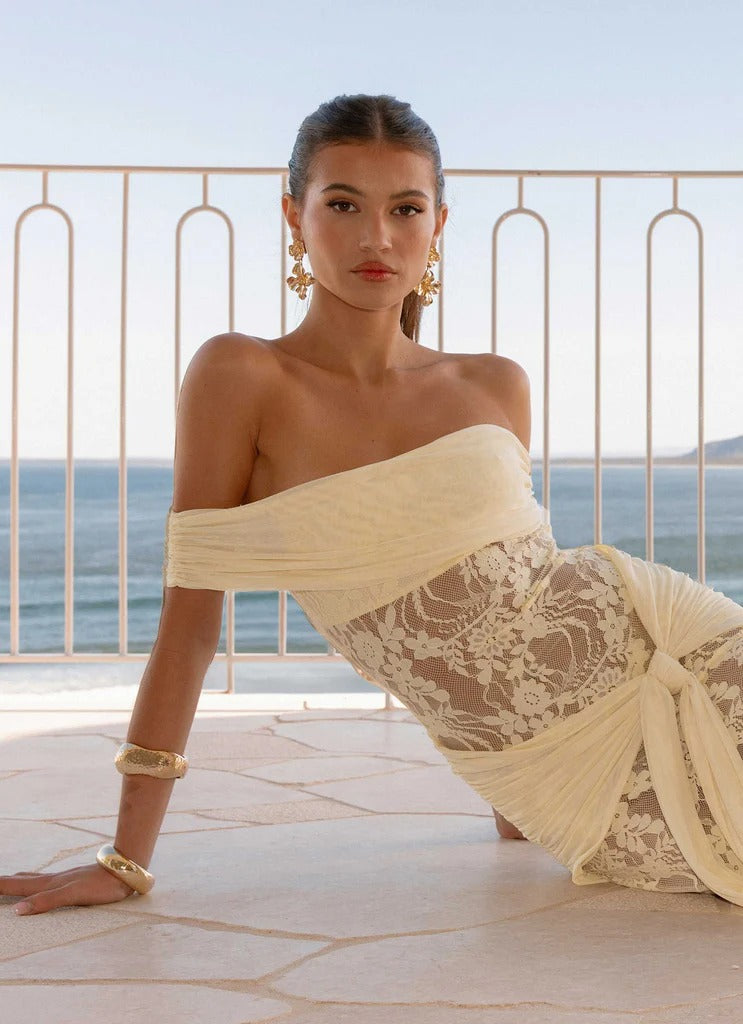 Damer Elegant draperat spetsklänning med off-shoulder design Mirla-Eva Jonsson