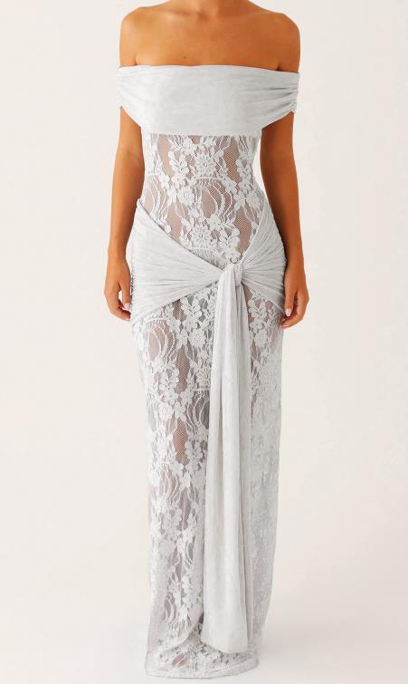 Damer Elegant draperat spetsklänning med off-shoulder design Mirla-Eva Jonsson