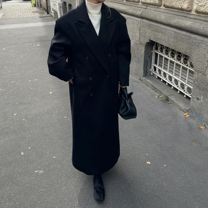 Damer Elegant dubbelknäppt trenchcoat med figursydd bälte och snygg skärning Mirla-Eva Jonsson