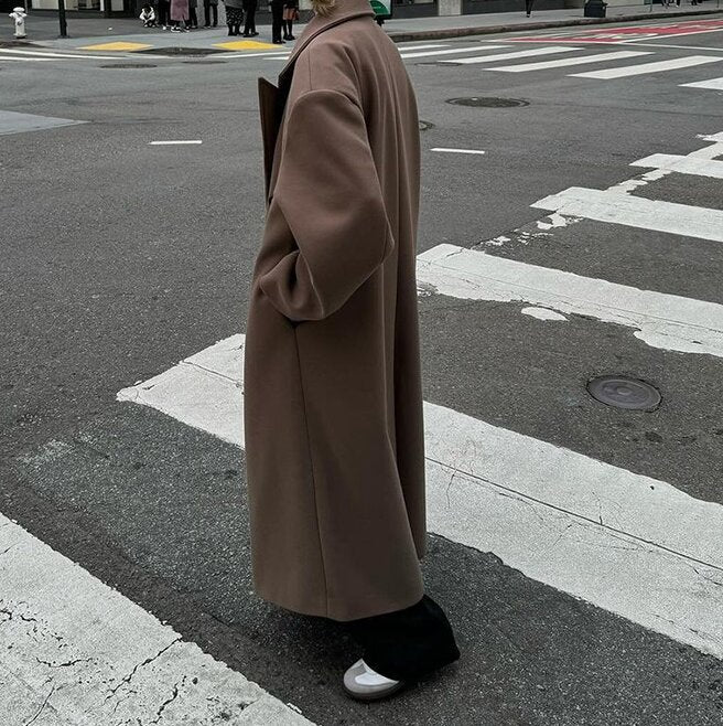 Damer Elegant dubbelknäppt trenchcoat med figursydd bälte och snygg skärning Mirla-Eva Jonsson