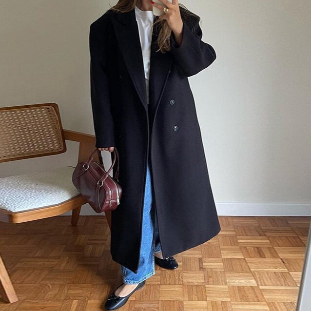 Damer Elegant dubbelknäppt trenchcoat med figursydd bälte och snygg skärning Mirla-Eva Jonsson