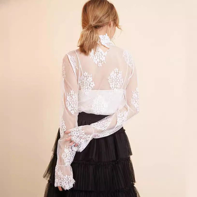 Damer Elegant genomskinlig blus med spetsapplikationer Mirla-Eva Jonsson