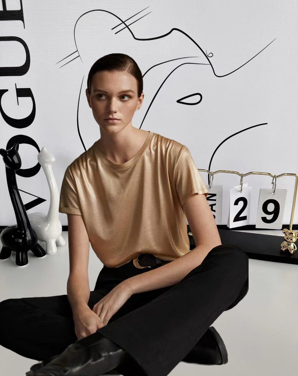 Damer Elegant glänsande T-shirt med rundhals och lös passform Eva Jonsson-Eva Jonsson