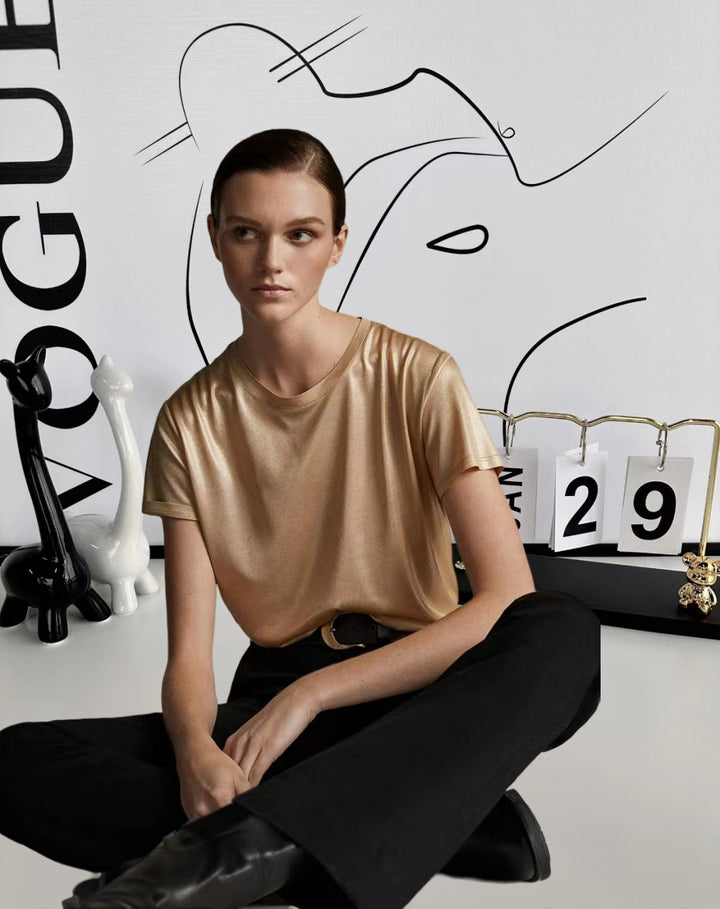 Damer Elegant glänsande T-shirt med rundhals och lös passform Eva Jonsson-Eva Jonsson