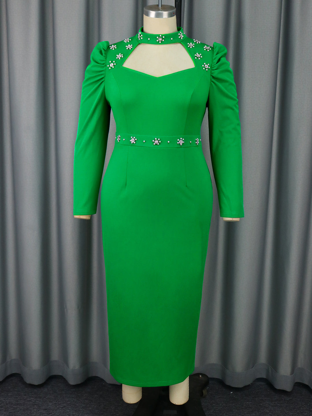 Damer Elegant klänning med asymmetriska cut-outs och blommiga accenter Mirla-Eva Jonsson