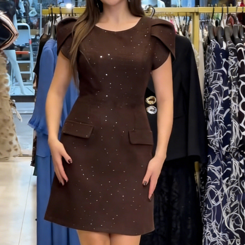 Damer Elegant klänning med glittrande accenter och figursydda fickor Mirla-Eva Jonsson