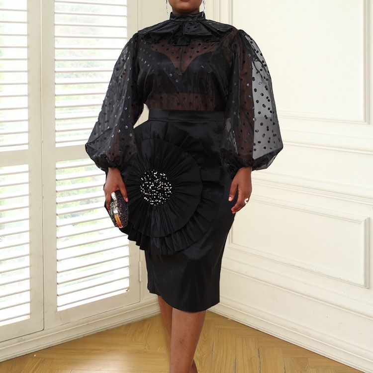 Damer Elegant klänning med transparenta puffärmar och rufsek accent Mirla-Eva Jonsson