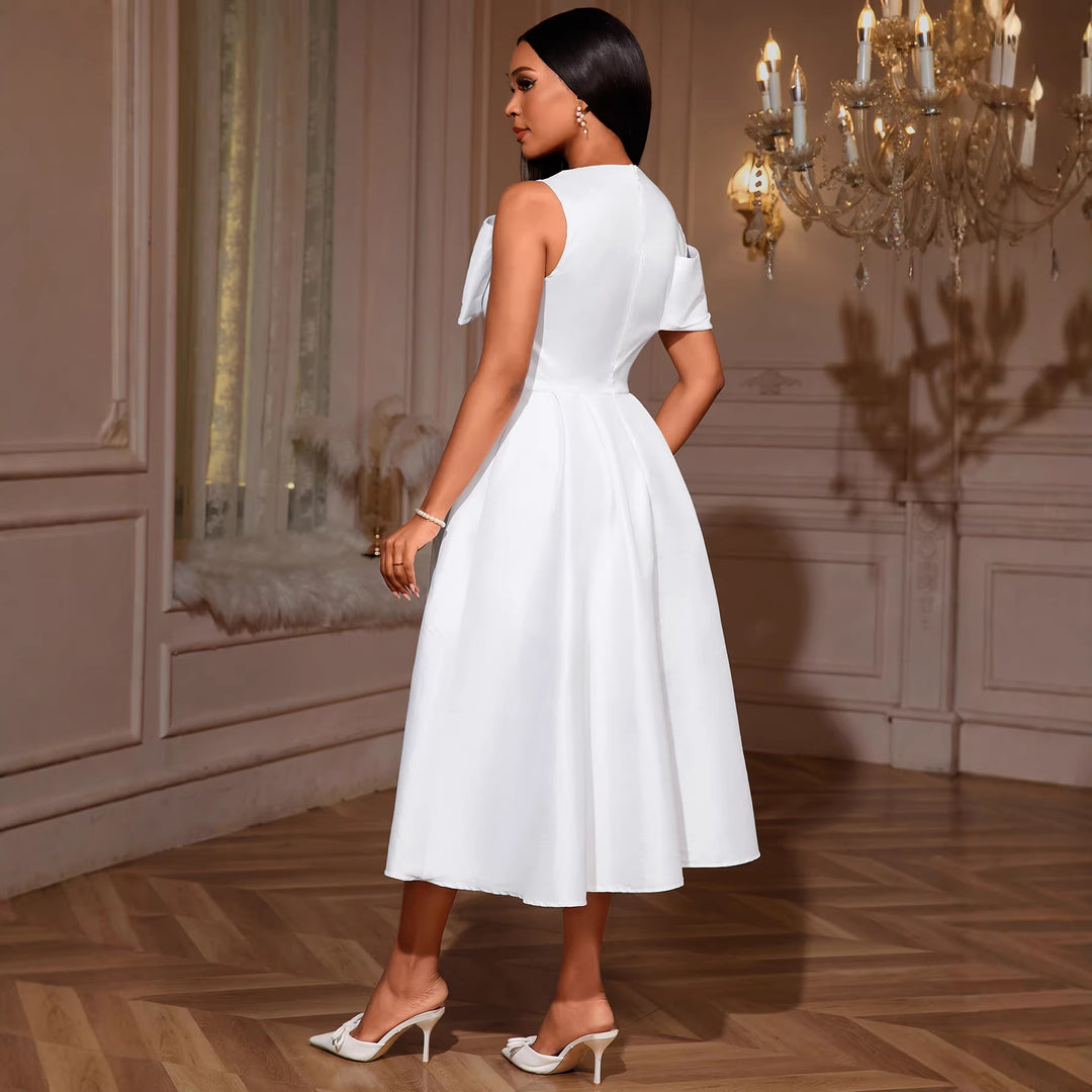 Damer Elegant klänning med vid kjol och axeldetaljer Mirla-Eva Jonsson
