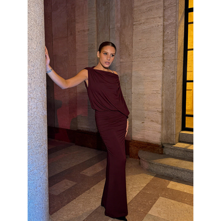 Damer Elegant kvällsklänning med asymmetrisk skärning och rynkade detaljer Mirla-Eva Jonsson