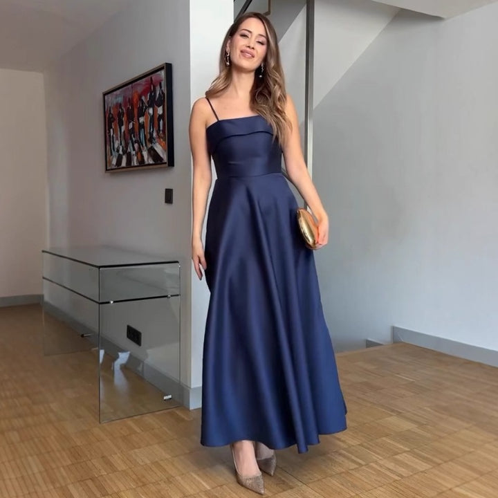 Damer Elegant kvällsklänning med off-shoulder design och voluminös kjol Mirla-Eva Jonsson