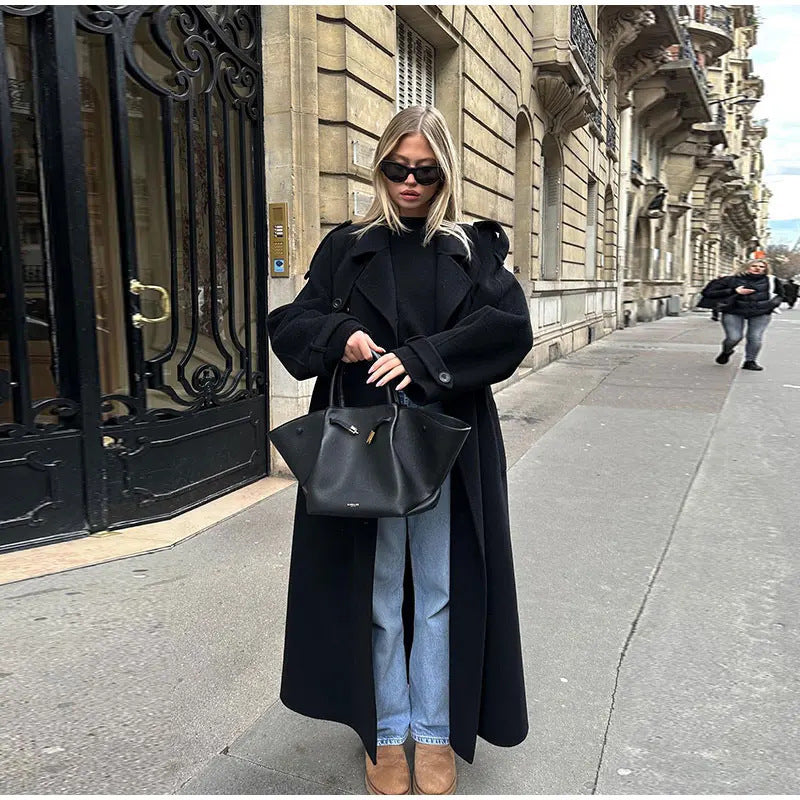 Damer Elegant lång trenchcoat med modern passform och praktiska fickor Mirla-Eva Jonsson