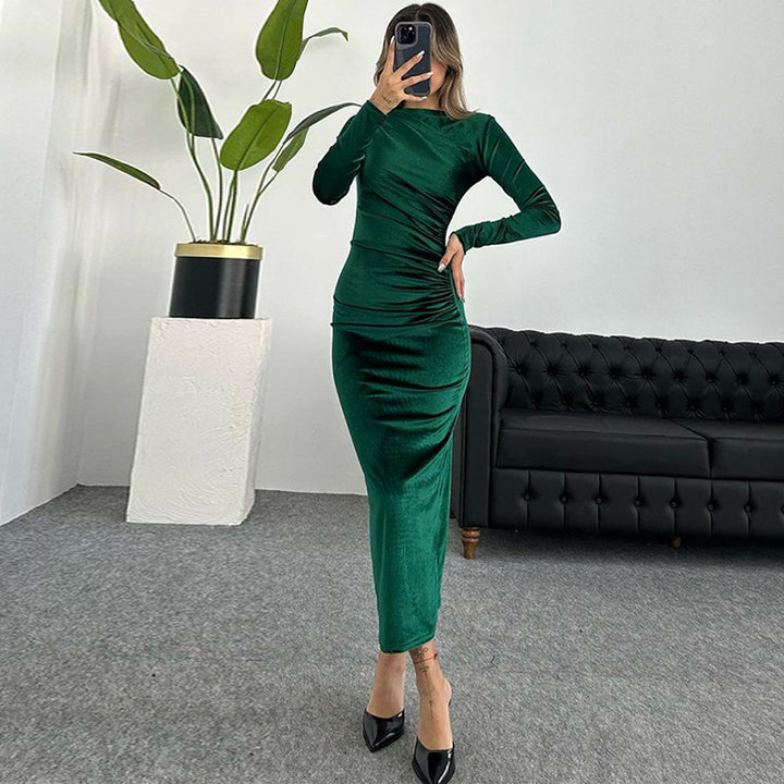 Damer Elegant långärmad klänning med kroppsnypande silhuett och rynkat design Mirla-Eva Jonsson