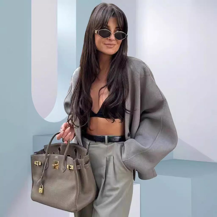 Damer Elegant och avslappnad oversized jacka med knappdetaljer och vid skärning Mirla-Eva Jonsson