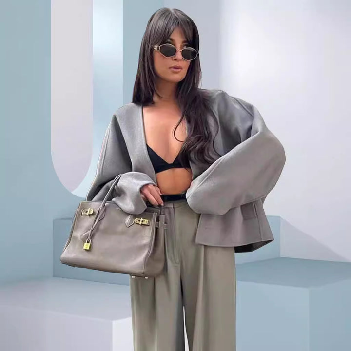 Damer Elegant och avslappnad oversized jacka med knappdetaljer och vid skärning Mirla-Eva Jonsson