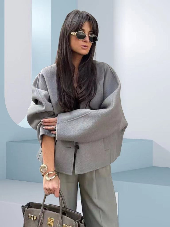 Damer Elegant och avslappnad oversized jacka med knappdetaljer och vid skärning Mirla-Eva Jonsson