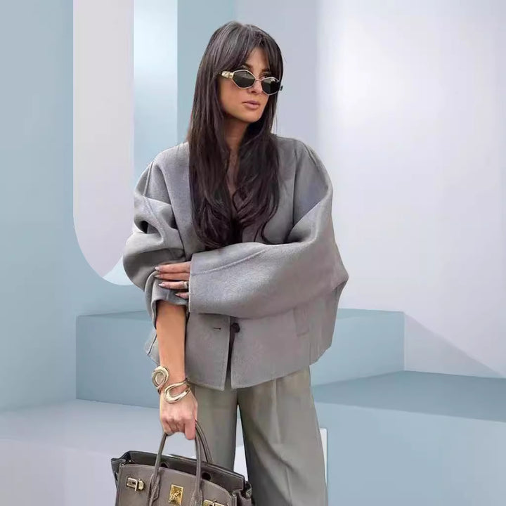 Damer Elegant och avslappnad oversized jacka med knappdetaljer och vid skärning Mirla-Eva Jonsson