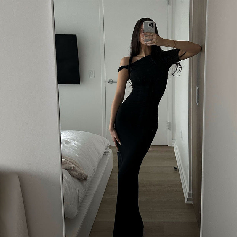 Damer Elegant och figurnära Maxiklänning med delikat axeldesign Mirla-Eva Jonsson