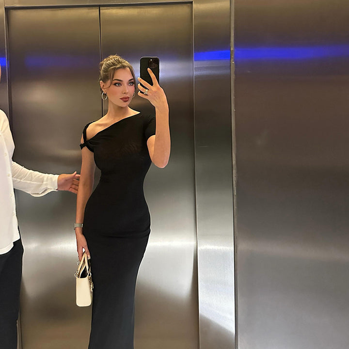 Damer Elegant och figurnära Maxiklänning med delikat axeldesign Mirla-Eva Jonsson
