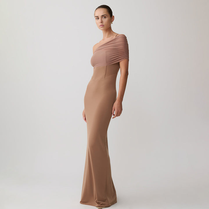 Damer Elegant och figurnära Maxiklänning med en axeldesign och mjuka draperingseffekter Mirla-Eva Jonsson