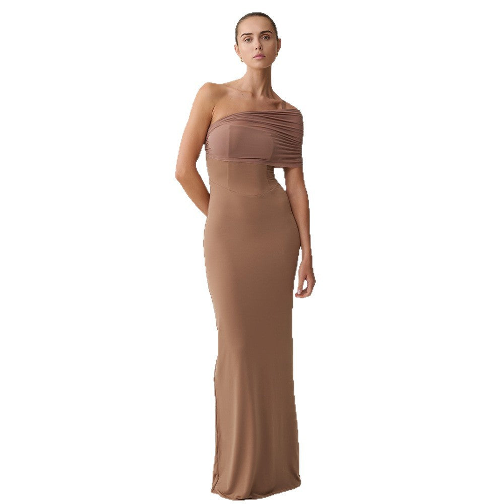 Damer Elegant och figurnära Maxiklänning med en axeldesign och mjuka draperingseffekter Mirla-Eva Jonsson